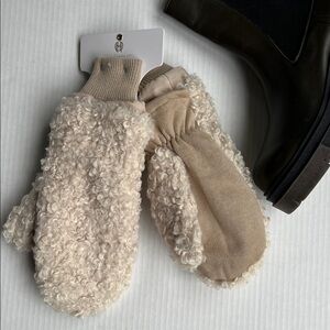 House of Harlow 1960 Cream and Tan Sherpa Mittens